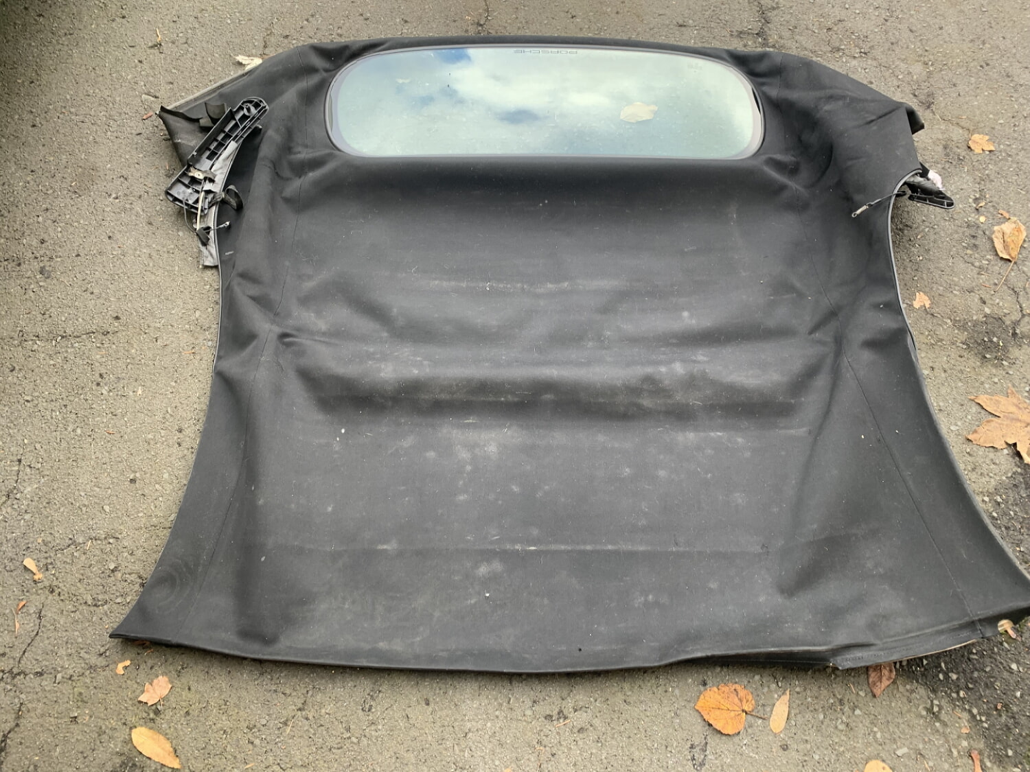 PORSCHE BOXSTER 987 UYUMLU TENTE DIŞ BEZİ ORJİNAL SİYAH ÇIKMA TEMİZ TEK HATA VARDIR ORJİNAL CAMI ÜZERİNDEDİR 