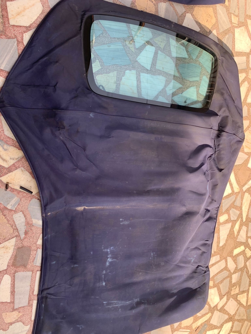 MERCEDES CLK W208 CABRİO UYUMLU ORJİNAL MAVİ TENTE DIŞ BEZİ ÇIKMA TEMİZ CAMI ÜZERİNDE UFAK TEFEK HATALARI VARDIR 