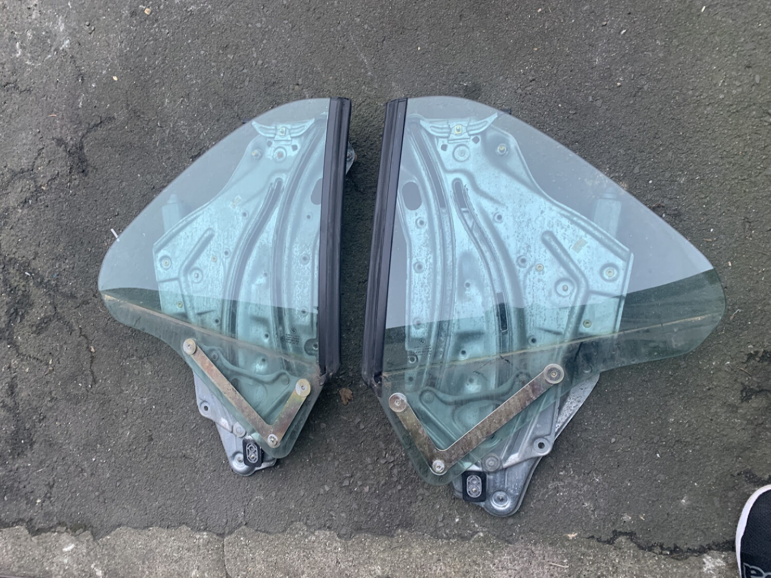 BMW E36 UYUMLU ORJİNAL KELEBEK CAMI FİTİLİ ÜZERİNDE ÇIKMA TEMİZ 