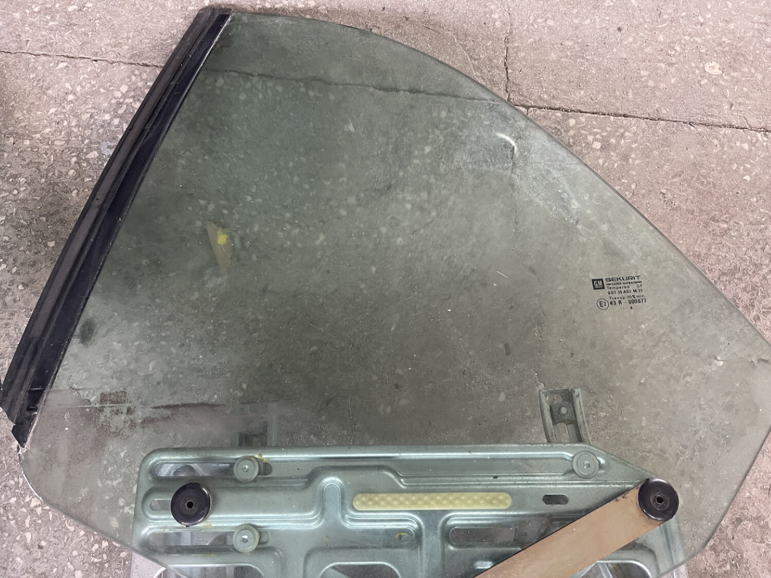 OPEL ASTRA G CABRİO BERTONE UYUMLU ORJİNAL CABRİO KELEBEK CAMI FİTİL KİRİKO MOTORU ÜSTÜNDE ÇIKMA TEMİZ ORJİNAL 