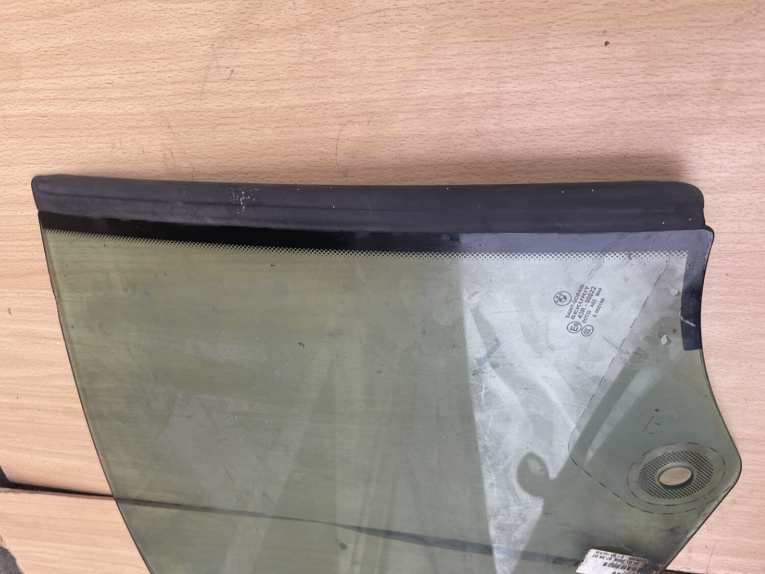 BMW 4 SERİSİ CABRİO F33 F83 UYUMLU TEMİZ FİTİLİ ÜZERİNDE KELEBEK CAM SAĞ VEYA SOL TARAF ORJİNAL ÇIKMA 