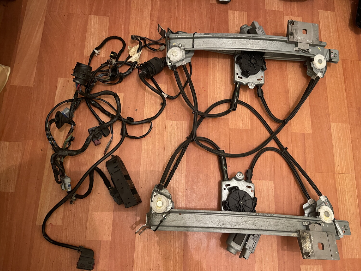 OPEL TİGRA TWİNTOP CABRİO UYUMLU ORJİNAL CAM KRİKOSU BEYNİ MOTORU ÜZERİNDE ÇIKMA TEMİZ