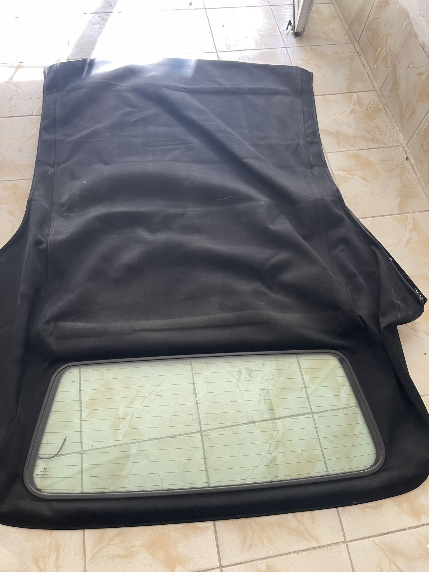 BMW E46 CABRİO UYUMLU TENTE ORJİNAL CAMI ÜZERİNDE ÇIKMA ORJİNAL TEMİZ SİYAH RENK
