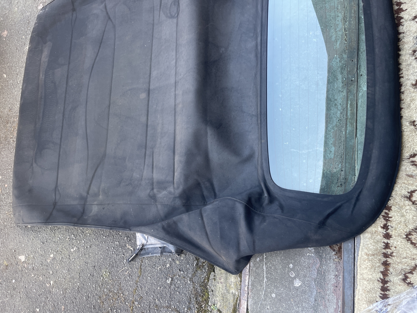 AUDİ A3 8V YENİ MODEL CABRİO UYUMLU TENTE TEMİZ SİYAH TEK HATALI ORJİNAL CAM ÜSTÜNDE YAN SANAYİ CAM VEYA BEZLERLE KARŞILAŞTIRMAYIN ORJİNALİ 5000 EURO